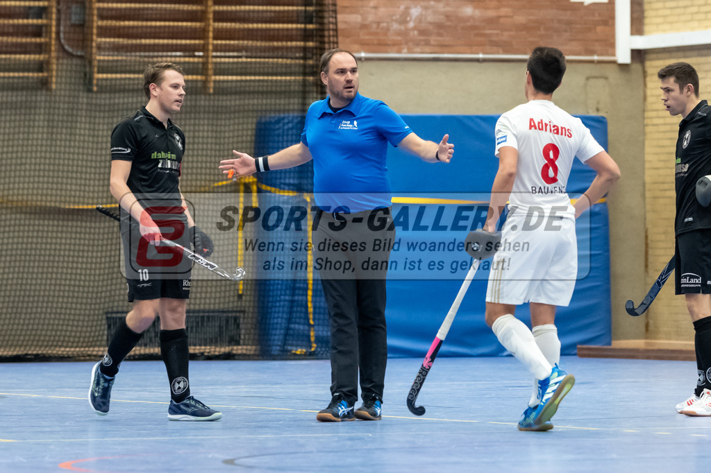 SFE_20240106_0058 | Neuss, Deutschland, 06.01.2024: Florian Adrians (Rot-Weiss Köln), Jan Mausberg (SW Neuss) diskutiert waehrend des Spiels der Halle 1. Bundesliga Herren zwischen SW Neuss vs Rot-Weiss Köln im Stadionhalle (SW Neuss) am 06.01.2024 in Neuss, Deutschland. (Foto von Stephan Fehrmann)

Neuss, Germany, 06.01.2024: Florian Adrians (Rot-Weiss Köln), Jan Mausberg (SW Neuss) discusses during the game of Halle 1. Bundesliga Herren between SW Neuss vs Rot-Weiss Köln in Stadionhalle (SW Neuss) at 06.01.2024 in Neuss, Deutschland. (Foto von Stephan Fehrmann)