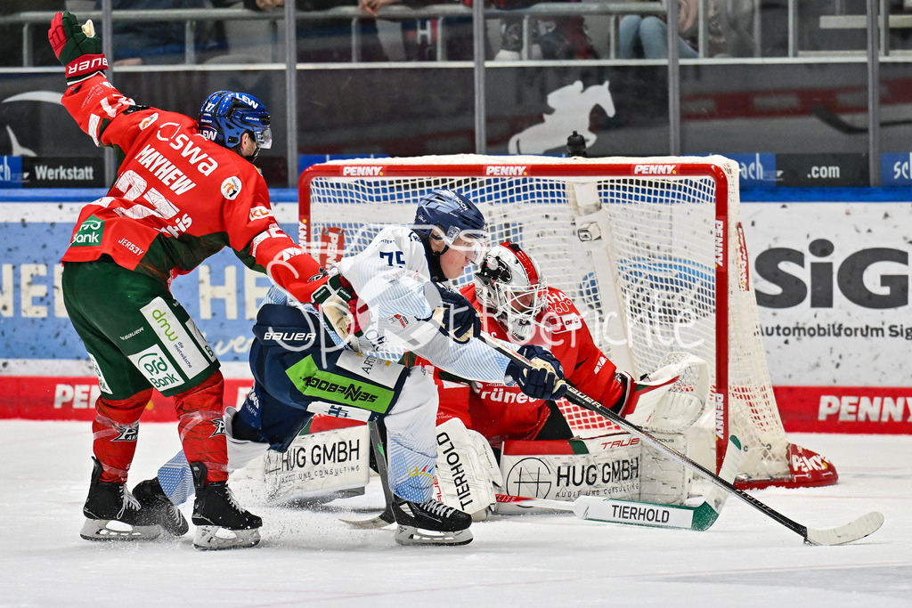Augsburger Panther - Straubing Tigers | Augsburg, DEUTSCHLAND - 14. NOVEMBER: v. l. Kyle MAYHEW (Augsburger Panther 27), Elis HEDE (Straubing Tigers 75) und Peyton JONES (Augsburger Panther 41) beim Ligaspiel zwischen den Augsburger Panthern und den Straubing Tigers am 18. Spieltag der Penny DEL im Curt Frenzel Stadion am 14.11.2025