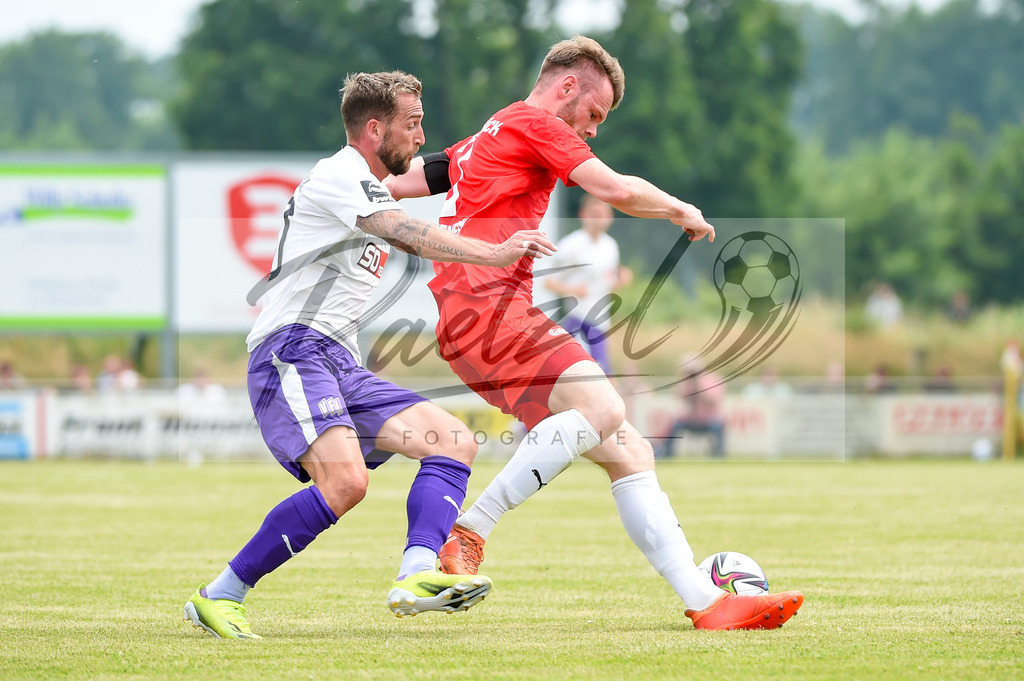 BSBOSN_20210626_0075 | Fussball, Herren: Marc Heider (VfL Osnabrueck) und Marc Flottemesch (TuS Bersenbrueck) im Zweikampf beim Testspiel zwischen TuS Bersenbrueck und VfL Osnabrueck im Hasestadion am 26.06.2021 in Bersenbrueck, Deutschland. - Realisiert mit Pictrs.com