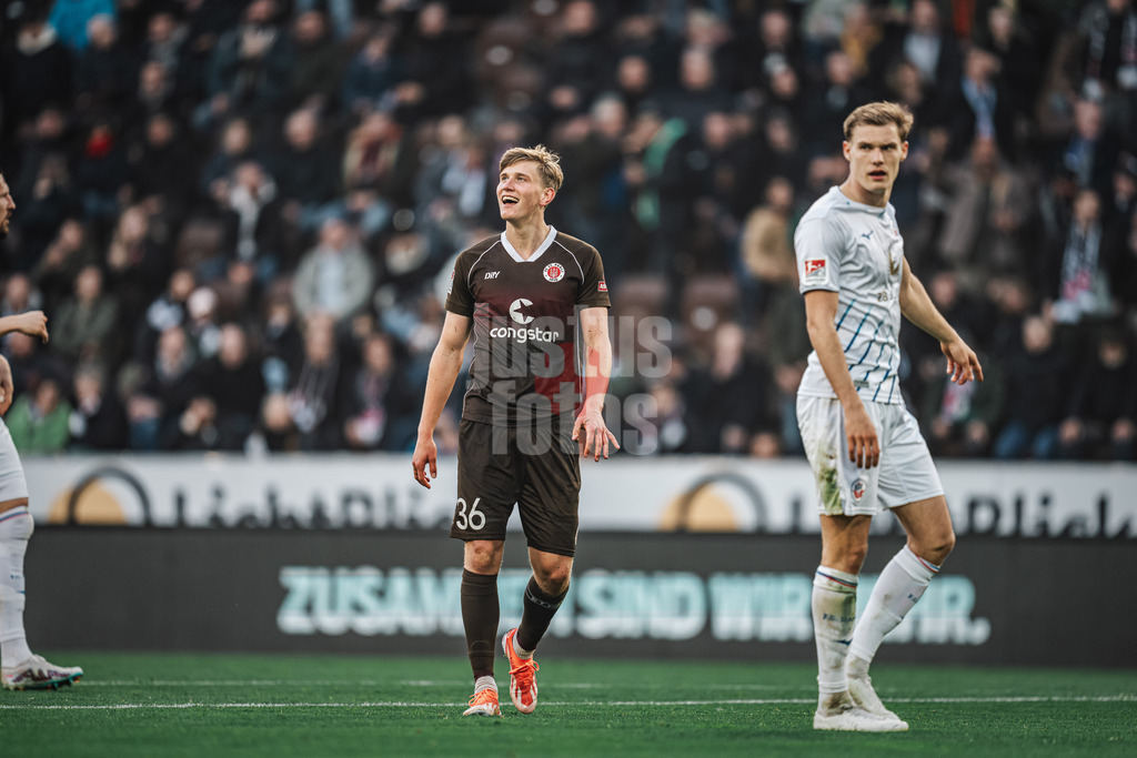 Fußball | Männer | Saison 2023/2024 | 2. Fußball-Bundesliga | 31. Spieltag | FC St. Pauli vs. FC Hansa Rostock | 26.04.2024 | Aljoscha Kemlein (#36, FC St. Pauli) mit glücklichem Gesicht