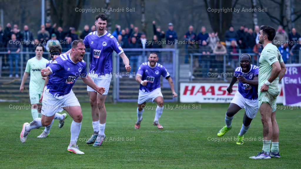 VfR Neumünster (lila) vs PSV Neumünster (grün) | Jubel beim Torschützen zum 2-2 in der 93. Minute Christopher Kramer (VfR #13) &amp; Nick Neca (VfR #17) &amp; Moshood Adesanya (VfR #9) / Fußball-Oberliga Männer 2025/2026 / VfR Neumünster (lila) vs PSV Neumünster (grün) / Grümmi-Arena / Neumünster / 15.04.26 - Realisiert mit Pictrs.com