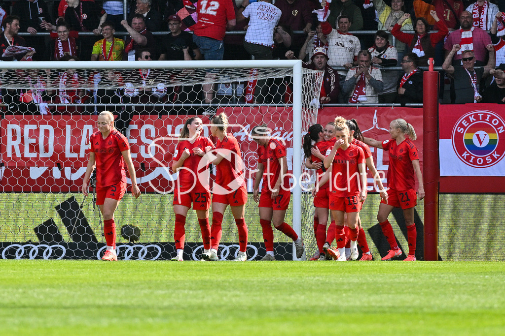 FC Bayern München - SC Freiburg | Jubel der FCB Frauen nach dem Treffer zum 3-1 durch Madalena ERIKSSON (FCB #5) / Tor / Torschuetze / Freude / Happy / Frauen Bundesliga: FC Bayern Muenchen - SC Freiburg, FC Bayern Campus am 27.04.2025