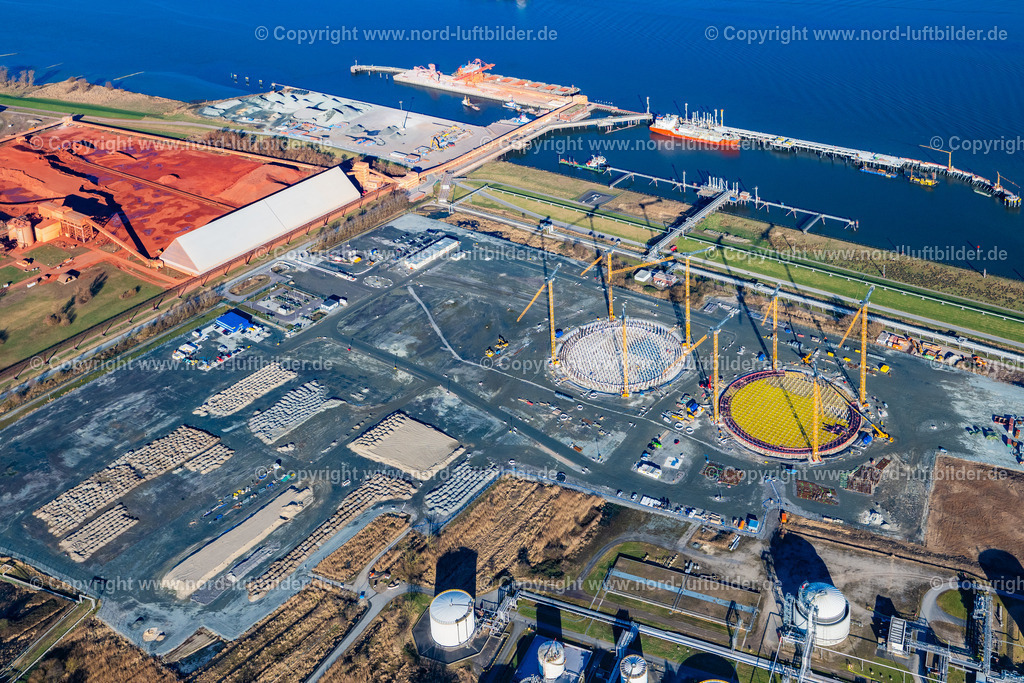 Stade_Bützfleth_Baustelle_Lng_Terminal_Seehafen_ELS_5901180225 | STADE 18.02.2025 Baustelle zum Neubau LNG Erdgas und Flüssiggas- Hoch- Speicherbehälter an der Straße Bützflethersand im Ortsteil Bützfleth in Stade im Bundesland Niedersachsen, Deutschland. Weiterführende Informationen bei: Buss Group GmbH & Co. KG,  Depenbrock Bau GmbH & Co. KG,  Deutsche Energy Terminal GmbH,  Dow Deutschland Anlagengesellschaft mbH,  Gasunie Deutschland Transport Services GmbH,  Hanseatic Energy Hub GmbH,  Landesamt für Bergbau, Energie und Geologie,  Niedersachsen Ports GmbH & Co. KG,  Partners Group AG. // Construction site for new LNG natural gas and liquid gas high storage tank on street Buetzflethersand in the district Buetzfleth in Stade in the state Lower Saxony, Germany. Further information at: Buss Group GmbH & Co. KG,  Depenbrock Bau GmbH & Co. KG,  Deutsche Energy Terminal GmbH,  Dow Deutschland Anlagengesellschaft mbH,  Gasunie Deutschland Transport Services GmbH,  Hanseatic Energy Hub GmbH,  Landesamt fuer Bergbau, Energie und Geologie,  Niedersachsen Ports GmbH & Co. KG,  Partners Group AG. Foto: Martin Elsen