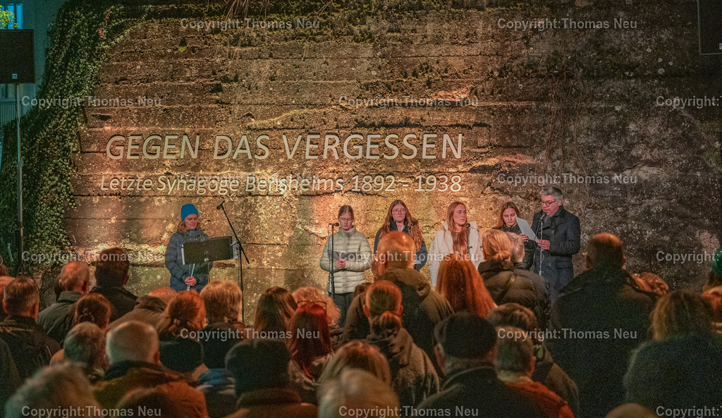 Gedenkfeier_Pogromnacht_2925-29 | bbe, Bensheim, LFS und Bendheimplatz,,von links: Theresia Helbling, Luana Wenz, Maja Pöhlmann, Marie Steigleder, Louise Grimm, Rolf Schneider,  Bild: Thomas Neu