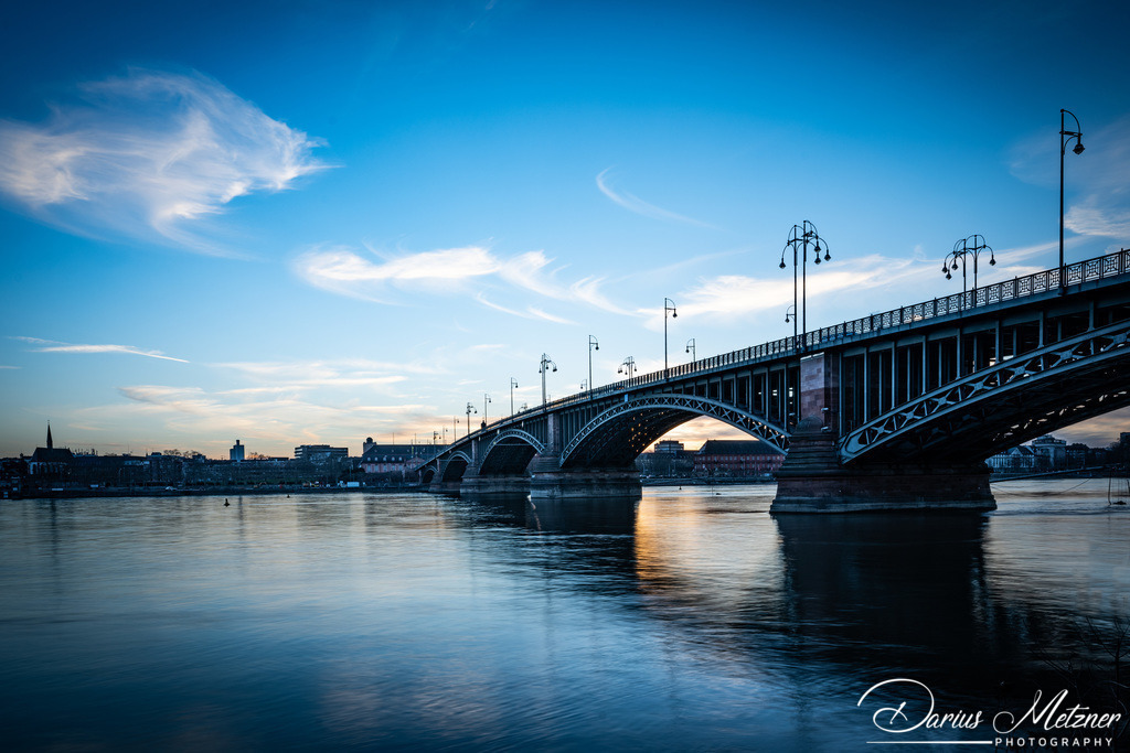 Theodor-Heuss-Brücke in Mainz | Die Theodor-Heuss-Brücke verbindet über den Rhein die Landeshauptstadt Mainz mit dem Ortsbezirk Mainz-Kastel von Wiesbaden. 