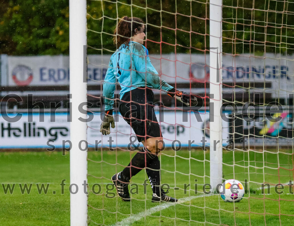 2023-10-14_092_FC_Schwaig_gegen_SV_Schechen | Oberding, Deutschland, 14.10.2023:
Fußball, Bezirksliga 2023 / 2024, 6. Spieltag, FC Schwaig gegen SV Schechen, Endergebnis: 4:3

Tor zum 1:1 durch Julia Marth (SV Schechen, #6)
Torfrau Sophie Zeilhofer (FC Schwaig, #1)

Foto: Christian Riedel / fotografie-riedel.net