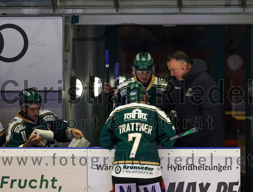 2025-12-28_038_TSV_Erding_gegen_onesto_Tigers_Bayreuth | Erding, Deutschland, 28.12.2025:Eishockey, Oberliga Süd 2025 / 2026, 31. Spieltag, TSV Erding gegen onesto Tigers Bayreuth, Endergebnis: 6:5 n.V.Maximilian Forster (Erding Gladiators, #81), Louis Trattner (Erding Gladiators, #7), Teamchef Thomas Daffner (Erding Gladiators)Foto: Christian Riedel / fotografie-riedel.net