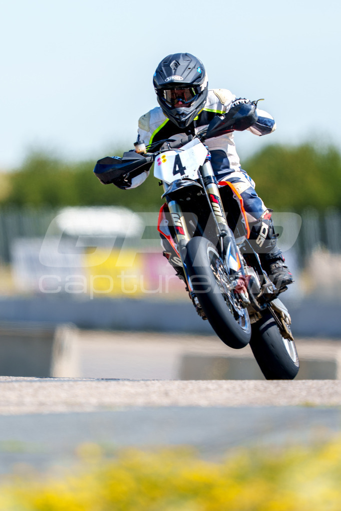 SuperMoto_Staatsmeisterschaft_Fuglau-natural-869 | GRIPcapture steht für authentische Sportfotografie in Österreich – für Momente, die mehr sind als Geschwindigkeit oder Ergebnis. Es geht um Emotion, Spannung, Fokus und den Augenblick, der oft nur einen Wimpernschlag dauert.Ob Motorsport, Teamsport oder 