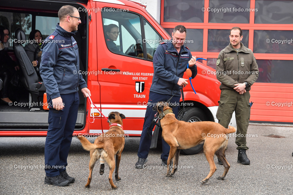 Feuerwehr Traun_ Empfang Rettungshunde Erdbebeneinsatz Türkei_ 17.02.2023-14 | 17.02.2023, Traun, AUT, Feuerwehr Traun, Empfang Rettungshunde Erdbebeneinsatz Tuerkei, im Bild Eintreffen der Rettungshundefuehrer mit den Hunden, Markus Gruber mit Boom und Gerald Schmidberger mit Action