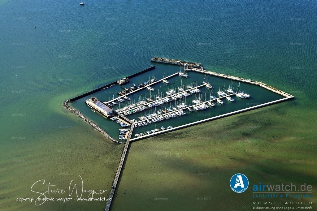 Luftbild Wackerballig - Am 18. Juli 1980 wurde der Inselhafen mit 234 Liegeplätzen eingeweiht | Nach fast vierjähriger Planung wurde im Januar 1980 der Grundstein für den Yachthafen gelegt, und am 18. Juli 1980 wurde der Inselhafen mit 234 Liegeplätzen eingeweiht. Der Hafen wurde 2004 von der Gemeinde Gelting an einen privaten Betreiber verkauft und wird seitdem kontinuierlich erweitert.