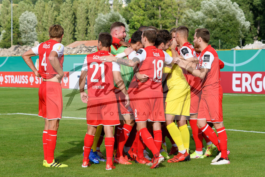 JENKOE20210808_077 | Fussball, Herren: . Spieler vom 1. FC Koeln Schlussjubel, jubeln nach dem 2:4 Sieg beim Spiel der 1. Runde im DFB-Pokal zwischen FC Carl Zeiss Jena und 1. FC Koeln im Ernst-Abbe-Sportfeld am 08.08.2021 in Jena, Deutschland.DFB / DFL REGULATIONS PROHIBIT ANY USE OF PHOTOGRAPHS AS IMAGE SEQUENCES AND/OR QUASI-VIDEO. - Realisiert mit Pictrs.com