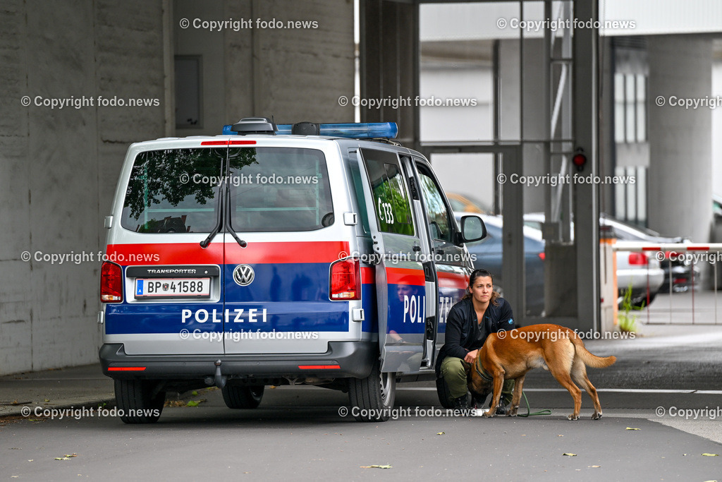 Polizeieinsatz Linz Nietzschestrasse nach Bombendrohung im Polizeigebaeude_ 22.05.2024-14 | 22.05.2024, AUT, Polizeieinsatz Linz Nietzschestrasse nach Bombendrohung im Polizeigebaeude, im Bild Polizei, Einsatz, Beamte, Fahrzeuge, Absperrung