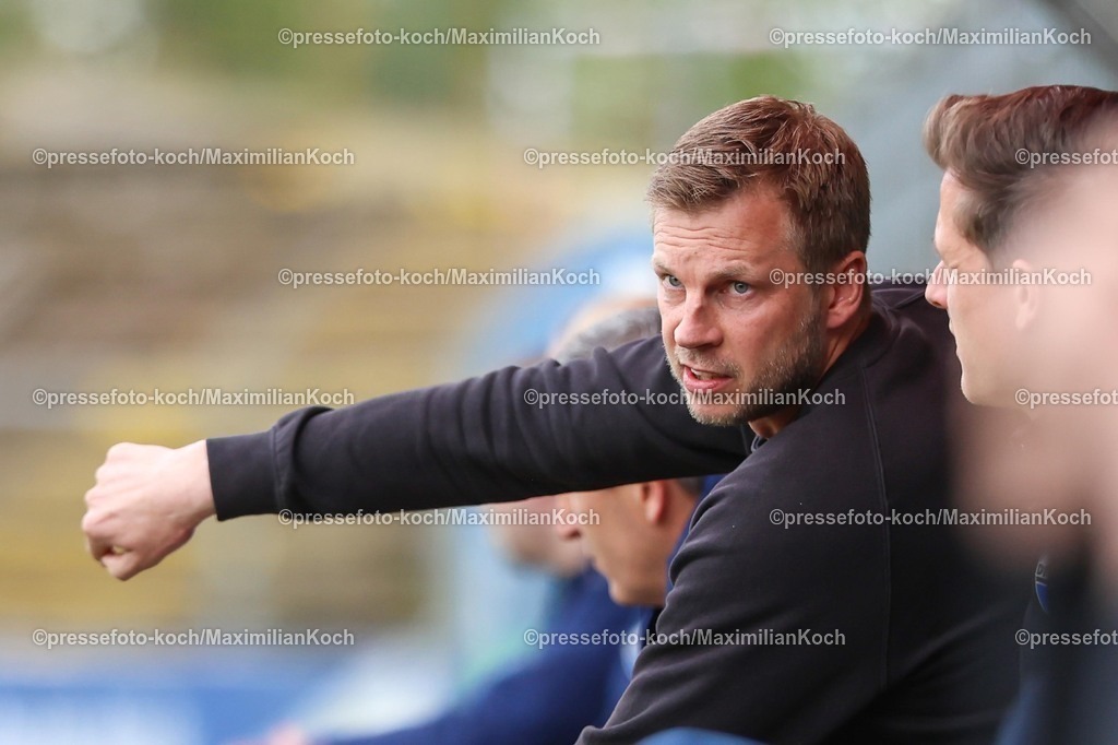 xKWIx12042601058 | 2026.04.12, xkwix, Fußball, Regionalliga West, FC Gütersloh -  SC Paderborn 07 II, Heidewaldstadion (Ohlendorf Stadion im Heidewald), 29.Spieltag, Saison 2025 / 2026: Thomas Bertels (SC Paderborn II Cheftrainer) gestikuliert auf Bank DFB regulations prohibit any use of photographs as image sequences and or quasi-video. Photo: xKamilxWilkowskixPressefotoKochx