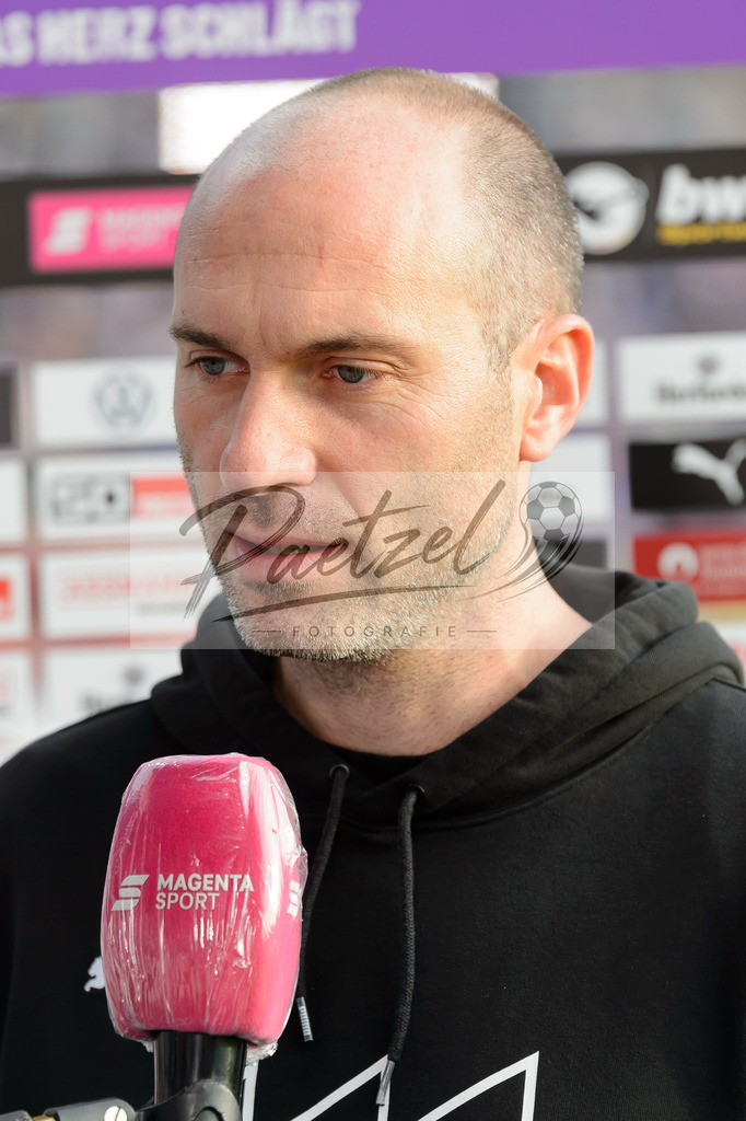 OSNVKO2021090620210906_229 | Fussball, Herren: Trainer Daniel Scherning (VfL Osnabrueck) im Interview beim Spiel der 3. Liga zwischen VfL Osnabrueck und FC Viktoria Koeln im Stadion an der Bremer Bruecke am 06.09.2021 in Osnabrueck, Deutschland.DFB / DFL REGULATIONS PROHIBIT ANY USE OF PHOTOGRAPHS AS IMAGE SEQUENCES AND/OR QUASI-VIDEO. - Realisiert mit Pictrs.com