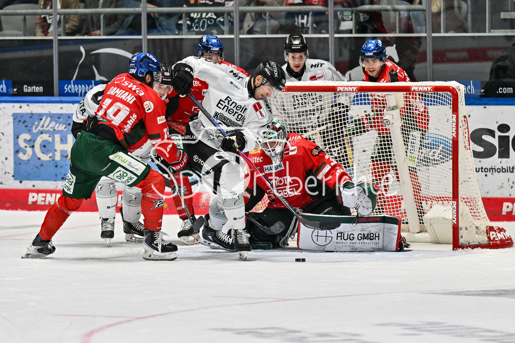 Augsburger Panther - Kölner Haie | in dieser Szene versucht Dominik UHER (Kölner Haie 26) vergeblich den Puck an Michael GARTEIG (Augsburger Panther 34 vorbei zu bringen / Torchance / DEL: Augsburger Panther - Kölner Haie; Curt Frenzel Stadion am 26.09.2025