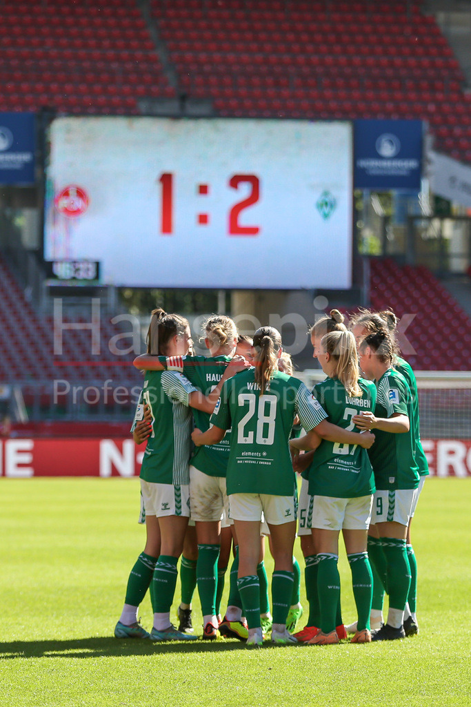 Fussball, Google Pixel Frauen-Bundesliga, 1. FC Nürnberg - SV Werder Bremen | v.li.: Spielerinnen des SV Werder Bremen mit Torjubel, Jubel, jubeln, jubelt, optimistisch, Spielszene, Highlight, Freude über das Tor zum 1:2, DIE DFB-RICHTLINIEN UNTERSAGEN JEGLICHE NUTZUNG VON FOTOS ALS SEQUENZBILDER UND/ODER VIDEOÄHNLICHE FOTOSTRECKEN. DFB REGULATIONS PROHIBIT ANY USE OF PHOTOGRAPHS AS IMAGE SEQUENCES AND/OR QUASI-VIDEO.