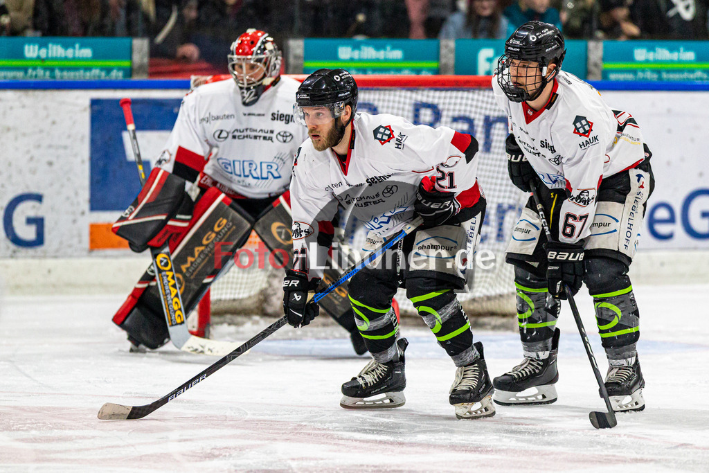 Spiel 3 Finale TSV Peißenberg Miners vs EHC Königsbrunn | Eishockey Bayernliga Playoffs 2023/2024, Spiel 3 Finale TSV Peißenberg Miners vs EHC Königsbrunn, 20240328,
Florian DÖRING (EHC 21) am Bullykreis,
2024-03-28 in Peißenberg (Eisstadion)
21 Florian DÖRING (EHC 21), 67 David FRANY (EHC 67), 32 Stefan VAJS (EHC Goalie 32)
Copyright: WolfgangxLindner foto-lindner.de