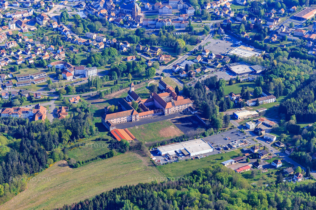 Aerial view: Lycée-Collège St. Augustin in Bitsch in the state Moselle, France. – Photo: IMG_146063.jpg taken on 05/01/2025 by Werner Riehm/FLY-FOTO.com – Resolution of the original: 5472 x 3648 px