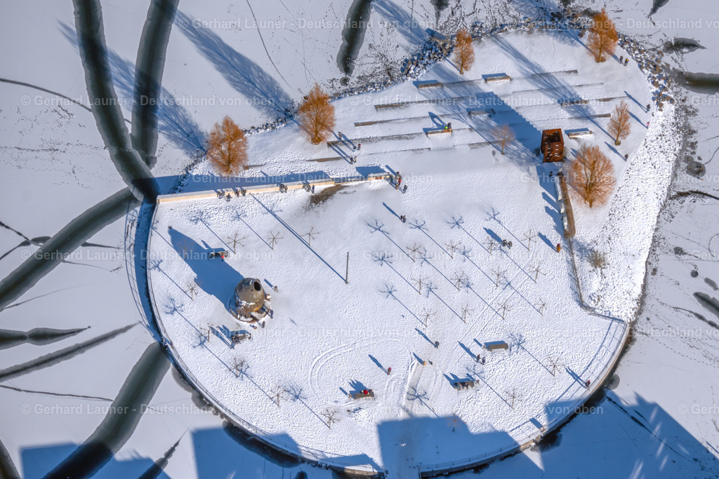 4043870 | DORTMUND 13.02.2021 Winterlich schneebedeckte Kulturinsel auf dem " Phoenix See " im Ortsteil Hörde in Dortmund im Ruhrgebiet im Bundesland Nordrhein-Westfalen, Deutschland. Weiterführende Informationen bei: DSW21 Dortmunder Stadtwerke AG. // Wintry snowy lake Island on the Plateau on " Phoenix See " in the district Hoerde in Dortmund at Ruhrgebiet in the state North Rhine-Westphalia, Germany. Further information at: DSW21 Dortmunder Stadtwerke AG. Foto: Gerhard Launer