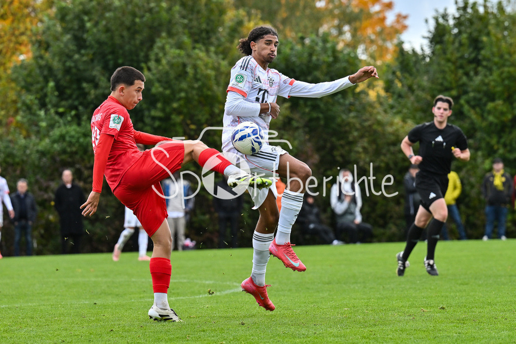 SpVgg Unterhaching U19 - FC Bayern München U19 | im Duell Julian ECKL (SpVgg Unterhaching U19 19) und mit Noah CODJO-EVORA (FC Bayern München U19 16) / Zweikampf / U19 DFB Nachwuchsliga: SpVgg Unterhaching - FC Bayern München; Sportschule Oberhaching am 18.10.2025