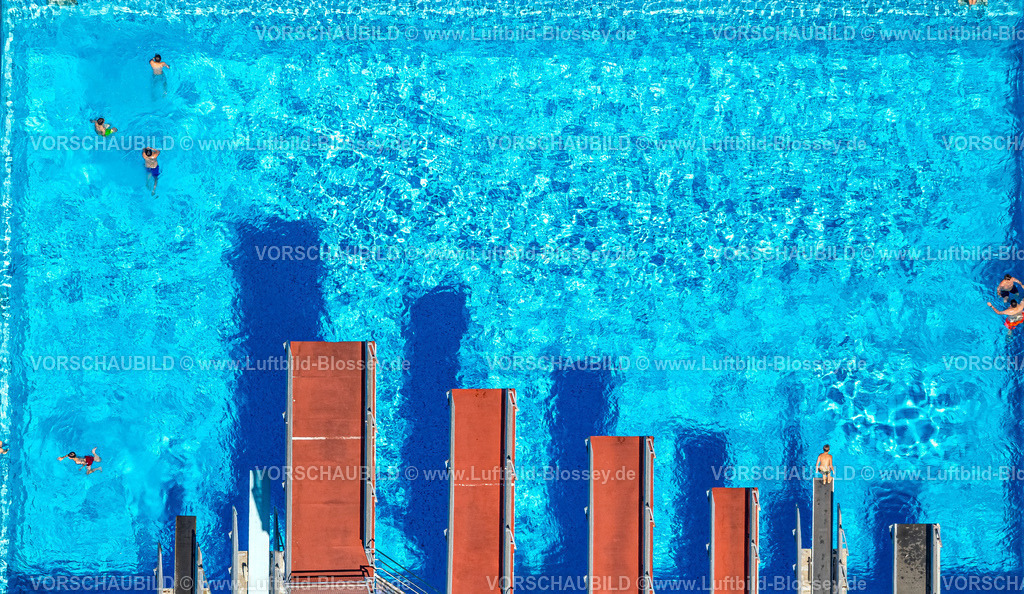 Luedenscheid250813875-2 | Luftbild, Freibad Familienbad Nattenberg, Schwimmbecken mit Badegästen und acht Sprungbrettern, Lüdenscheid-Stadt, Lüdenscheid, Sauerland, Nordrhein-Westfalen, Deutschland