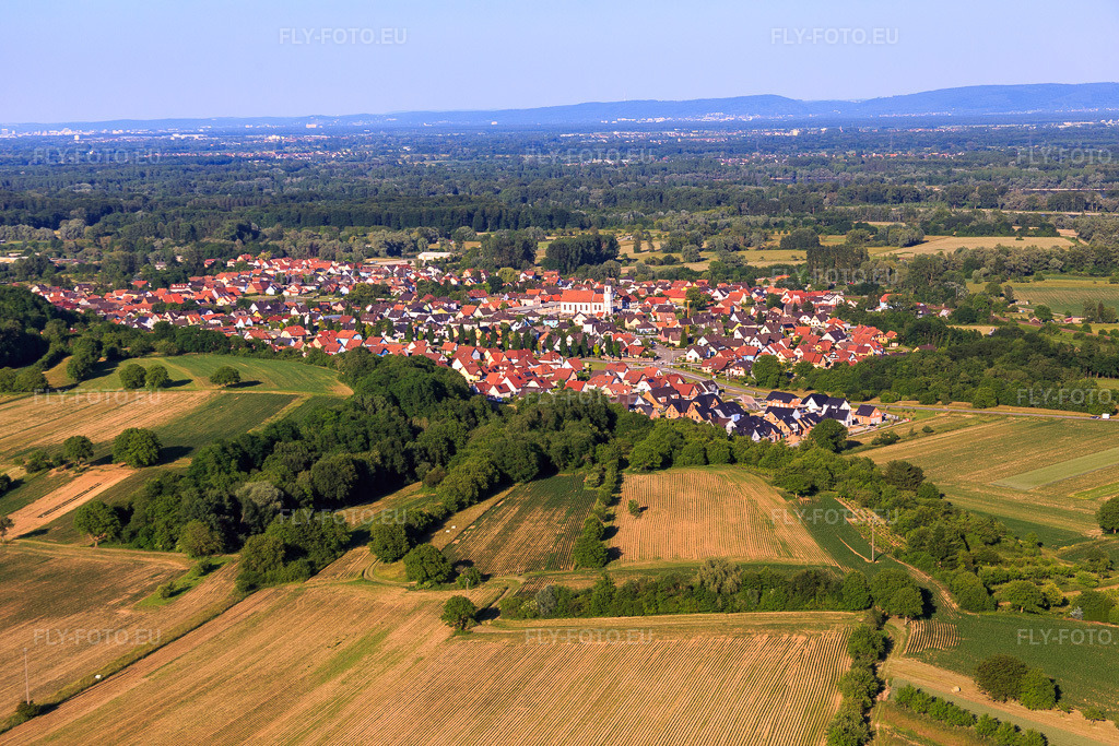 Vue aérienne: Vue du village depuis l'ouest à Mothern dans le département Bas Rhin, France – .Photo: IMG_080175.jpg prise le 05/06/2015 par Werner Riehm/FLY-FOTO.eu – Résolution de l'original: 5472 x 3648 px