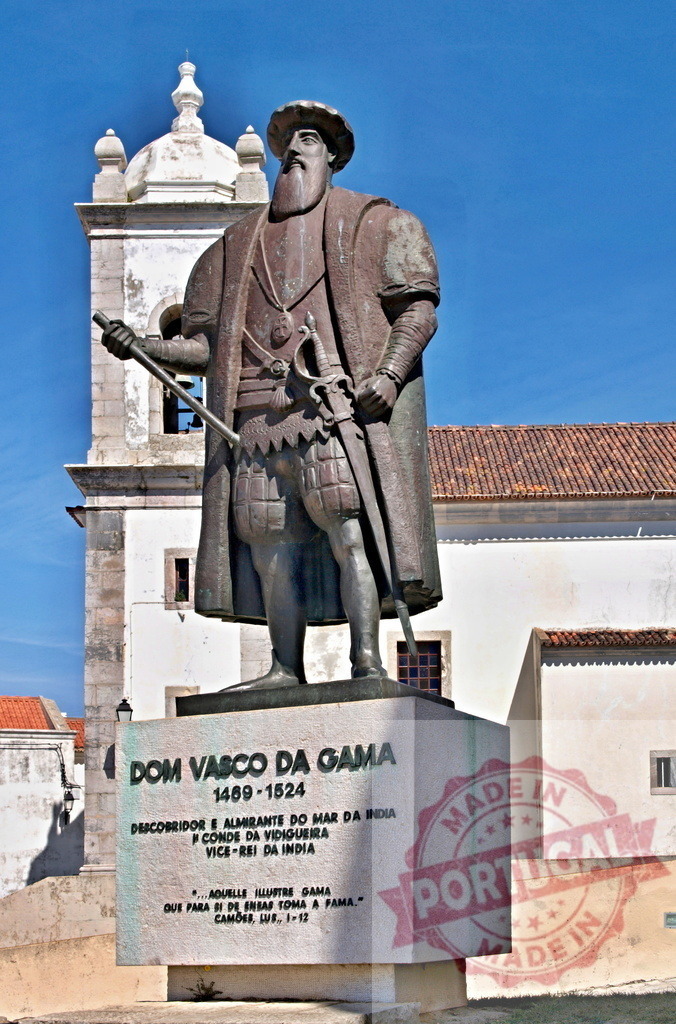 Vasco da Gama statue honoring the Portuguese explorer in Sines | Bronze statue of Vasco da Gama in Sines, Portugal, commemorating the famous navigator - Realisiert mit Pictrs.com