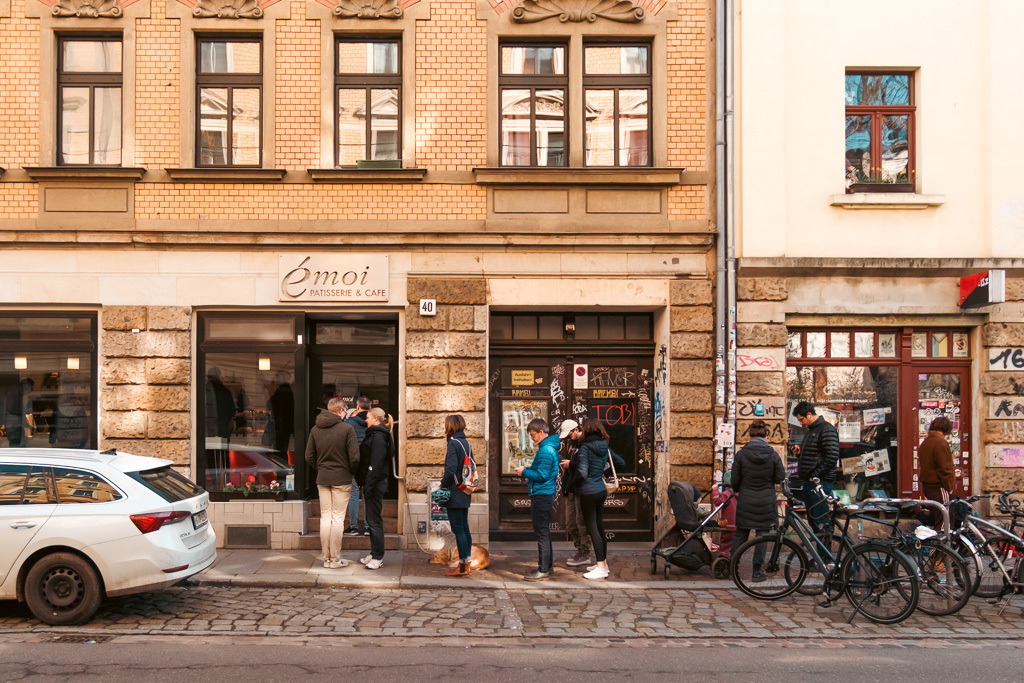 Die émoi-Schlange | Stephan Böhlig fotografiert seit Jahren eines der schönsten Viertel Dresdens - die Dresdner Neustadt. - Realisiert mit Pictrs.com
