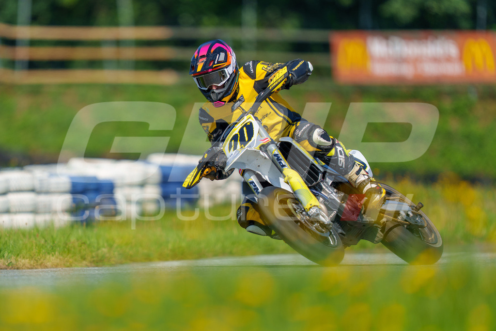 SuperMoto_Staatsmeisterschaft_Greinbach_322 | GRIPcapture steht für authentische Sportfotografie in Österreich – für Momente, die mehr sind als Geschwindigkeit oder Ergebnis. Es geht um Emotion, Spannung, Fokus und den Augenblick, der oft nur einen Wimpernschlag dauert.Ob Motorsport, Teamsport oder 