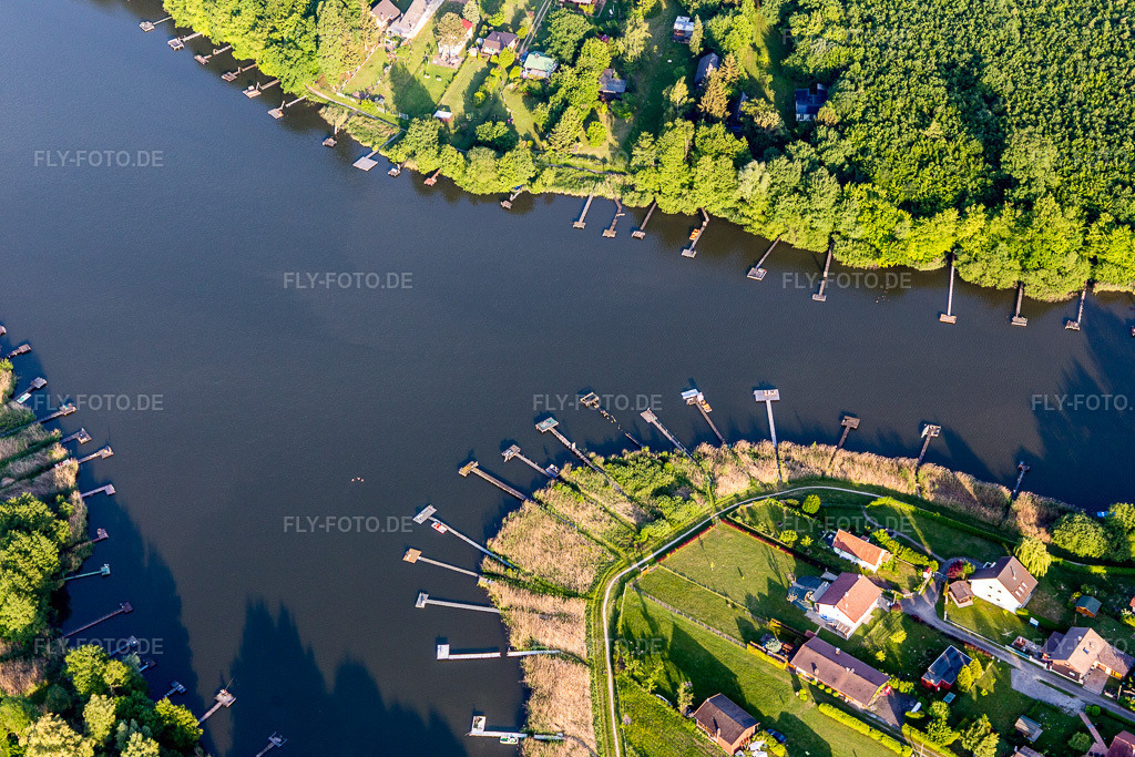 Luftbild: Waldgebiete am Ufer des See Ètang de Hirbach mit Anglerstegen in Holving im Bundesland Moselle in Frankreich. Foto: IMG_107373.jpg vom 19.05.2018 durch Werner Riehm/FLY-FOTO.de