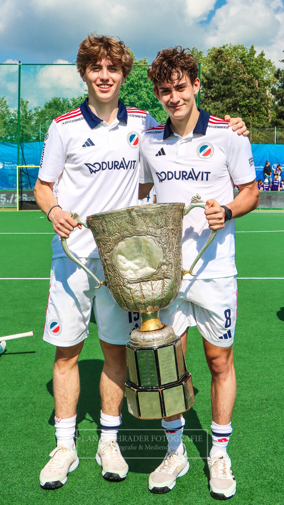 Hugo von Montgelas und Lenn Hoffmann | Hugo von Montgelas und Lenn Hoffmann mit Pokal - Realisiert mit Pictrs.com