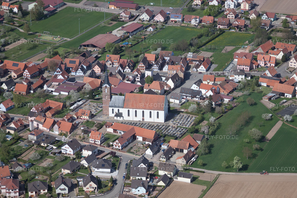 Luftbild: Friehof und Église Saint-Barthélemy de Schleithal in Schleithal im Bundesland Bas-Rhin in Frankreich. – Foto: IMG_39437.jpg vom 10.04.2011 durch Werner Riehm/FLY-FOTO.de – Auflösung des Originals: 4752 x 3168 px
