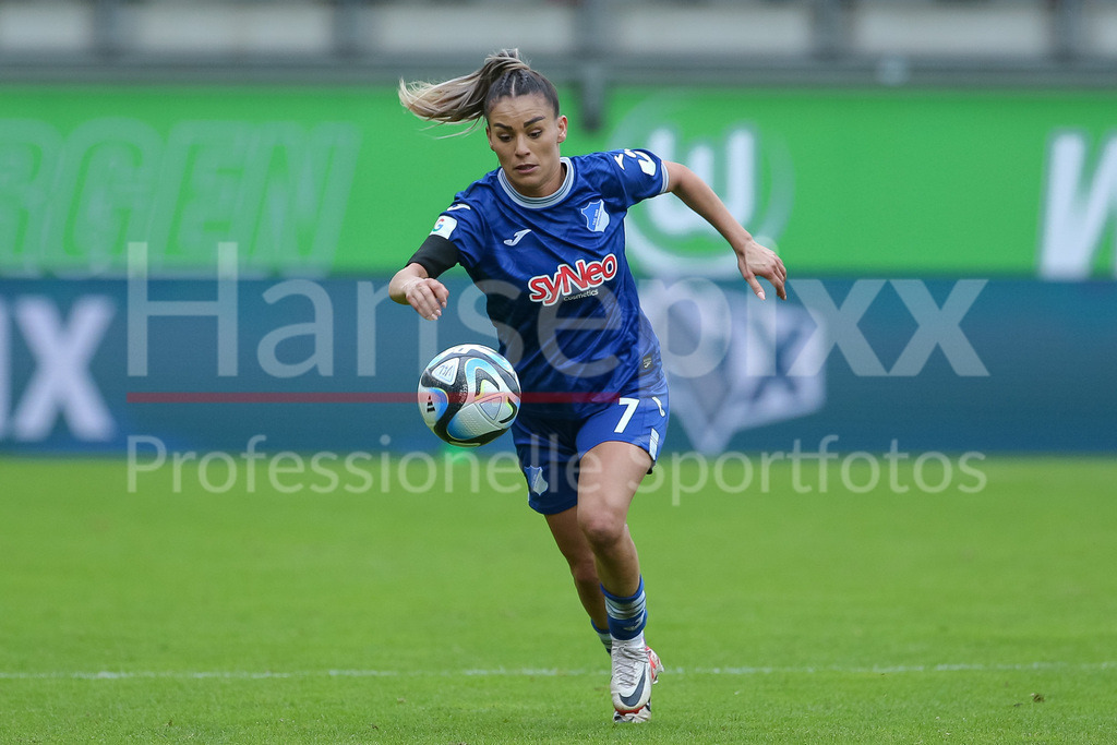 Fussball, Google Pixel Frauen-Bundesliga, VfL Wolfsburg - TSG 1899 Hoffenheim | v.li.: Ereleta Memeti (TSG 1899 Hoffenheim, 7) am Ball, Freisteller, Einzelbild, Ganzkörper, Aktion, Action, Spielszene, DIE DFB-RICHTLINIEN UNTERSAGEN JEGLICHE NUTZUNG VON FOTOS ALS SEQUENZBILDER UND/ODER VIDEOÄHNLICHE FOTOSTRECKEN. DFB REGULATIONS PROHIBIT ANY USE OF PHOTOGRAPHS AS IMAGE SEQUENCES AND/OR QUASI-VIDEO.
