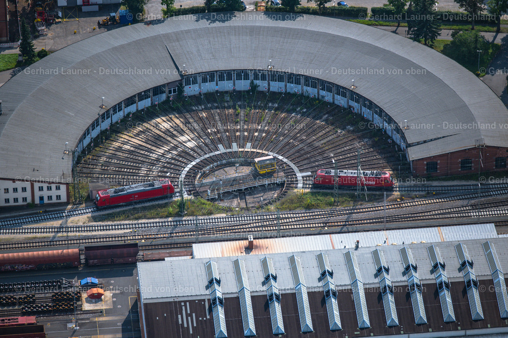 4047557 | NüRNBERG 21.08.2021 Gleisanlagen und Schienenstrecken am Rundschuppen ( auch Lokschuppen, Lokhalle oder Triebfahrzeughalle ) des Bahn- Betriebswerkes im Ortsteil Rangierbahnhof in Nürnberg im Bundesland Bayern, Deutschland. Weiterführende Informationen bei: DB Netz AG,  Deutsche Bahn AG. // Trackage and rail routes on the roundhouse - locomotive hall of the railway operations work in the district Rangierbahnhof in Nuremberg in the state Bavaria, Germany. Further information at: DB Netz AG,  Deutsche Bahn AG. Foto: Gerhard Launer