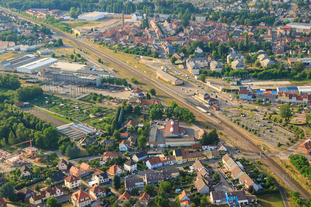 Luftbild: Rue de l'Industrie und Bahnhof in Bischwiller im Bundesland Bas-Rhin in Frankreich. – Foto: IMG_30407.jpg vom 09.07.2010 durch Werner Riehm/FLY-FOTO.de – Auflösung des Originals: 4752 x 3168 px
