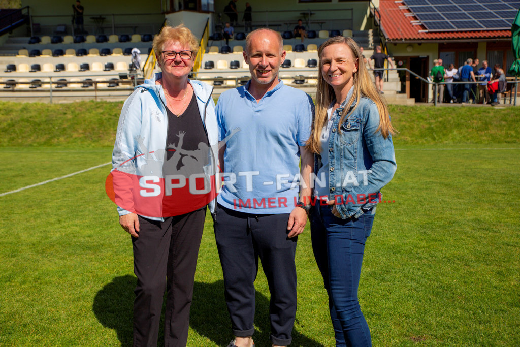 Fußball Halbfinale | Tamara Krammer, Sabine D'Angelo, Roman Stary  Fußball Halbfinale, Irland U15 - Österreich U15 am 29.04.2024 in Arnoldstein (Sportplatz), Austria, (Photo by Ernst Krawagner sport-fan.at) - Realisiert mit Pictrs.com