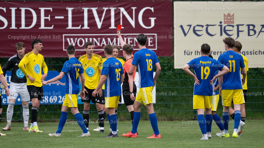 Osterrönfelder TSV vs TSV Altenholz | Rote Karte durch Schiedsrichter Oskar Kühle für Toni Lohse (TSVA #19) nach Notbremse /Fußball-Landesliga Schleswig Männer 2024/2025 / Osterrönfelder TSV vs TSV Altenholz / A-Platz / Osterrönfeld / 03.05.25 - Realisiert mit Pictrs.com