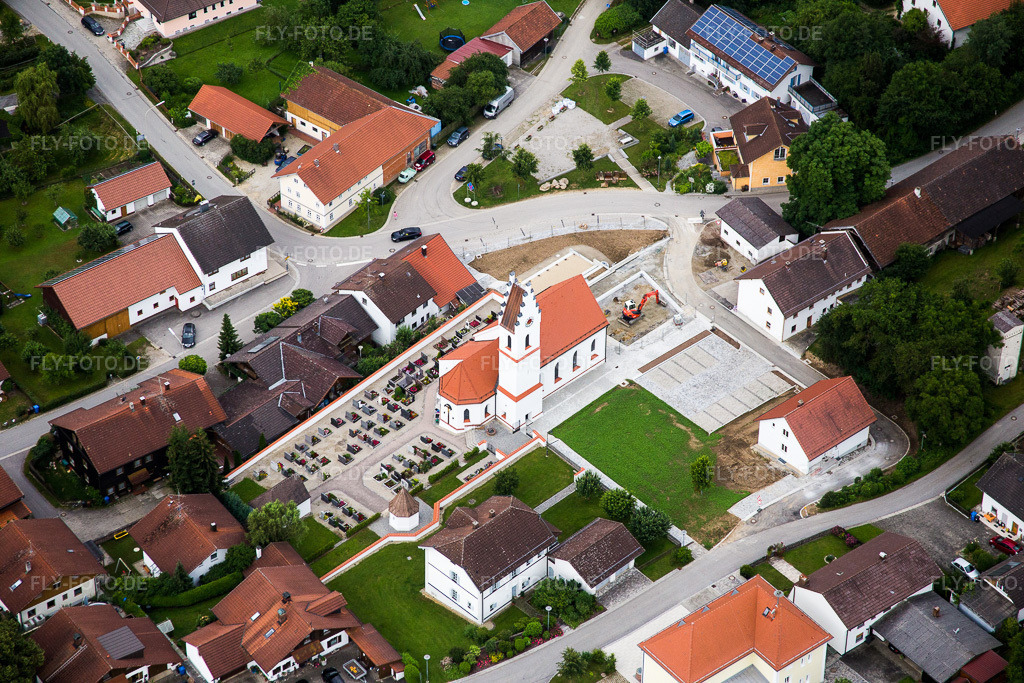 Luftbild: Kirchengebäude im Dorfkern im Ortsteil Rattenbach in Rimbach im Bundesland Bayern in Deutschland. Foto: IMG_090470.jpg vom 02.07.2016 durch Werner Riehm/FLY-FOTO.de