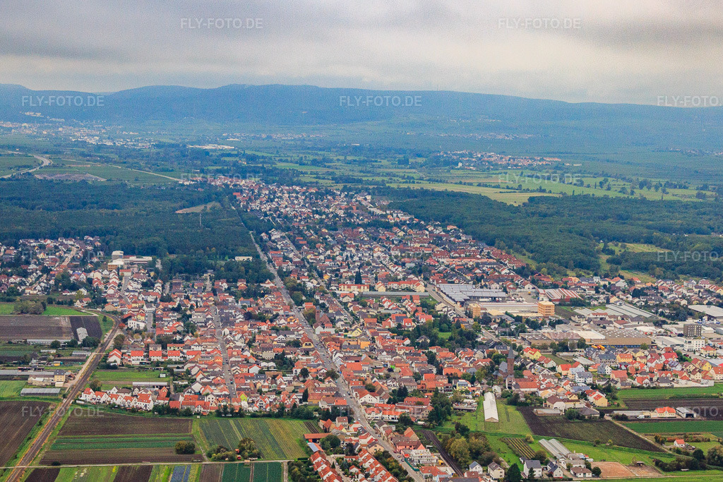 Luftbild: Ortsansicht von Osten in Maxdorf im Bundesland Rheinland-Pfalz in Deutschland. Foto: IMG_34197.jpg vom 02.10.2010 durch Werner Riehm/FLY-FOTO.deAuflösung des Originals: 4397 x 2932 px
