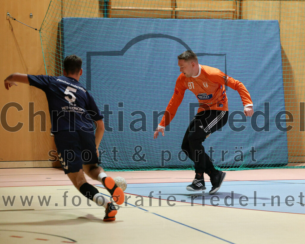 2023-12-09_072_SpVgg_Altenerding_gegen_TSV_Indersdorf | Erding, Deutschland, 09.12.2023:
Handball, Bezirksoberliga Männer 2023 / 2024, 10. Spieltag, SpVgg Altenerding gegen TSV Indersdorf, Endergebnis: 42:25

Severin Schlagenhaufer (TSV Indersdorf, #5), Ferdinand Mayer (SpVgg Altenerding, #97)

Foto: Christian Riedel / fotografie-riedel.net