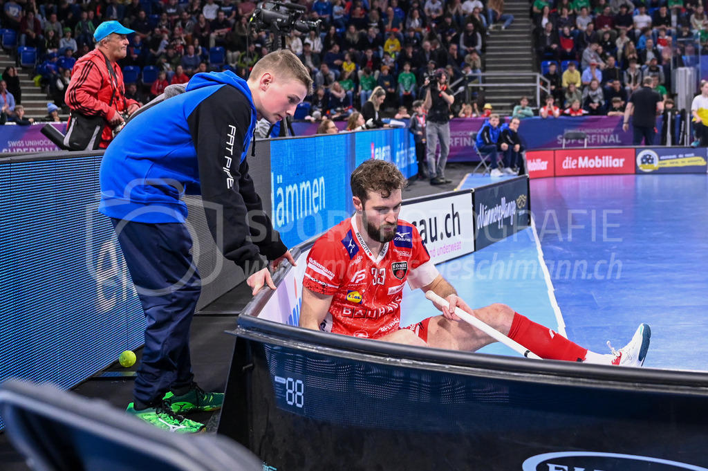 SV Wiler-Ersigen vs Floorball Köniz - 15. April 2023 | SV Wiler-Ersigen vs Floorball Köniz
Stimo Arena, Kloten
Luca Graf (#33 Floorball Koeniz) am Boden.
Bild: Sportfotografie Markus Aeschimann | www.markus-aeschimann.ch - Realisiert mit Pictrs.com