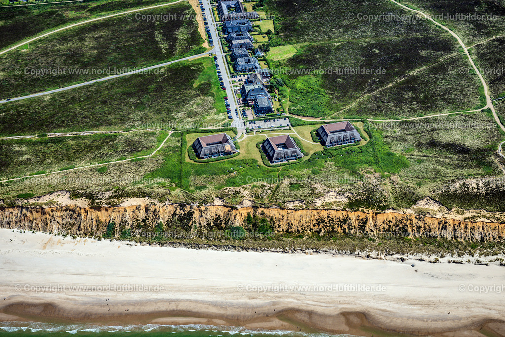 Sylt_Kampen_Kurhausstrasse_Rotes_Kliff_Ferienwohnung_Kliffsand_Syltluxus_ELS_5506210625 | KAMPEN (SYLT) 13.06.2025 Ferienhaus Anlage Kurhausstraße in Kampen (Sylt) auf der Insel Sylt im Bundesland Schleswig-Holstein, Deutschland. Weiterführende Informationen bei: Hotel Rungholt. // Holiday house plant of the park Kurhausstrasse in Kampen (Sylt) at the island Sylt in the state Schleswig-Holstein, Germany. Further information at: Hotel Rungholt. Foto: Martin Elsen