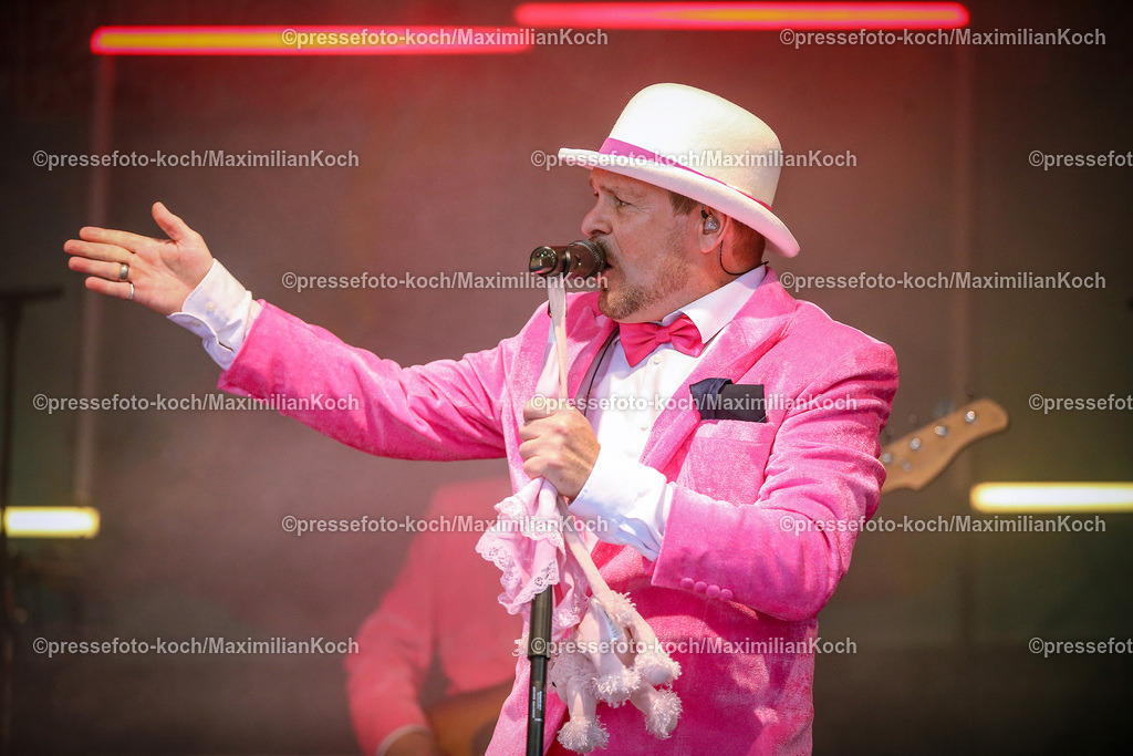 Due22062488015 | 22.06.2024, Düsseldorf, Konzert Porno Al Forno, HEUKING Mittsommer-Renntag - Die düsseldorfer Pop-Band performt bei ihrem Konzert auf der Rennbahn Grafenberg und begeistert die zahlreichen Fans