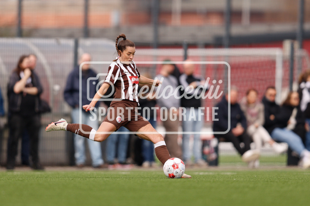 Fußball I Frauen I Saison 2025-2026 I Regionalliga Nord I 15. Spieltag I St. Pauli - SpVg Aurich-34 | Linnea Taube (20, FC St. Pauli) spielt den Ball zu einer Mitspielerin - Realisiert mit Pictrs.com