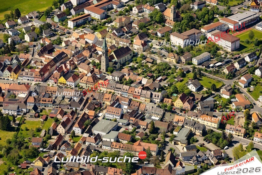 Das Luftbild zeigt :  Erbendorf - Die Luftaufnahme wurde 2024 vom UL-Flugzeug aus erstellt ( keine Drohne ) - Hochauflösende Luftaufnahme - Für grossformatige Ausdrucke geeignet. Die Geschenkidee !Mit Lizenz und Bildrechte bestellbar