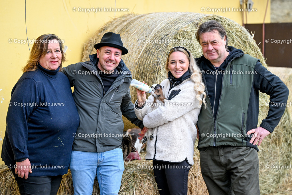 Gnadenhof Wiesmayrgut_ Familie Fuchsberger_ Gunskirchen_ 05.03.2024-11 | 05.03.2024, Gunskirchen, AUT, Gnadenhof Wiesmayrgut, Familie Fuchsberger, im Bild Gerti Fuchsberger, Pascal Kitzmueller, Denise Prueckl und Hansi Fuchsberger mit einer Baby Ziege