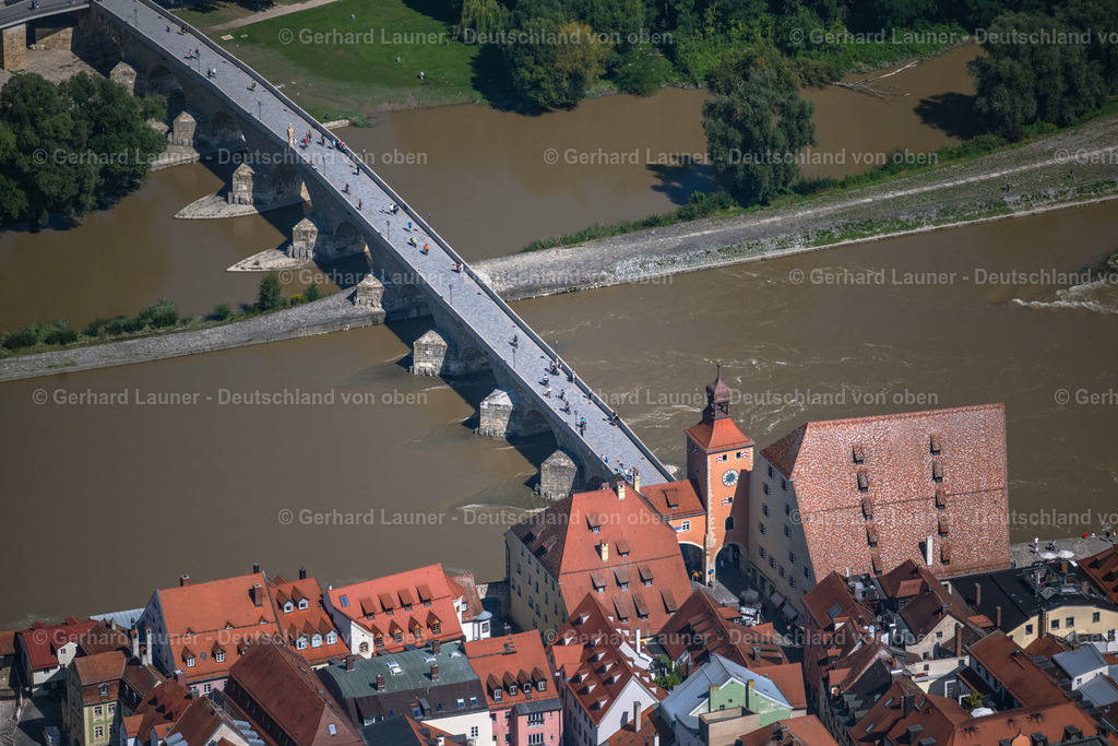 4050788 | REGENSBURG 02.09.2021 Fluß - Brückenbauwerk " Steinerne Brücke " über die Ufer der Donau in der Innenstadt in Regensburg im Bundesland Bayern, Deutschland. // River - bridge construction " Steinerne Bruecke " on danube river in the district Innenstadt in Regensburg in the state Bavaria, Germany. Foto: Gerhard Launer