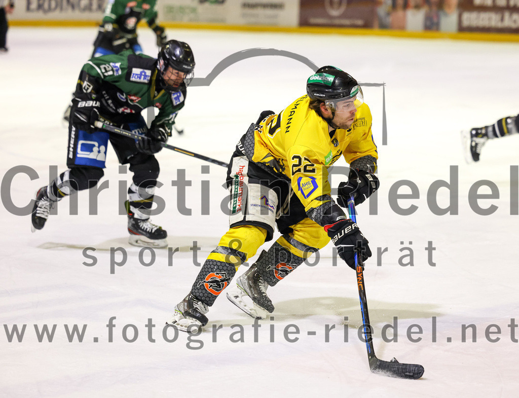 2023-02-10_079_TSV_Erding_gegen_ERSC_Amberg | Erding, Deutschland, 10.02.2023:
Eishockey, Bayernliga Meisterrunde Gruppe B 2022 / 2023, 3. Spieltag, TSV Erding gegen ERSC Amberg, Endergebnis: 6:3

Erik Modlmayr (Erding Gladiators, #21), Brett Mennear (ERSC Amberg, #22)

Foto: Christian Riedel / fotografie-riedel.net