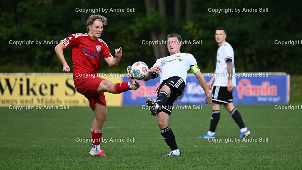 Wiker SV vs SpVg Molfsee II | Bennet von Roennen (Wiker SV #7) vs Paul Vones (Molfsee #24) / Fußball-Verbandsliga Ost Männer 2026/2027 / Wiker SV vs SpVg Molfsee II / Auberg / Kiel / 04.10.26 - Realisiert mit Pictrs.com