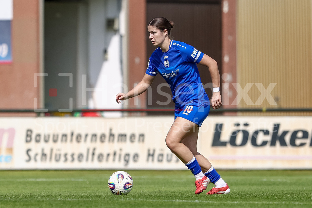 Fussball, Testspiel Frauen, SV Meppen - DSC Arminia Bielefeld | Anouk Blaschka (SV Meppen, 10) am Ball, Freisteller, Einzelbild, Ganzkörper, Aktion, Action, Spielszene